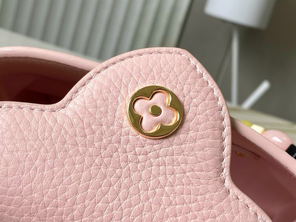 Сумка Louis Vuitton Capucines BB