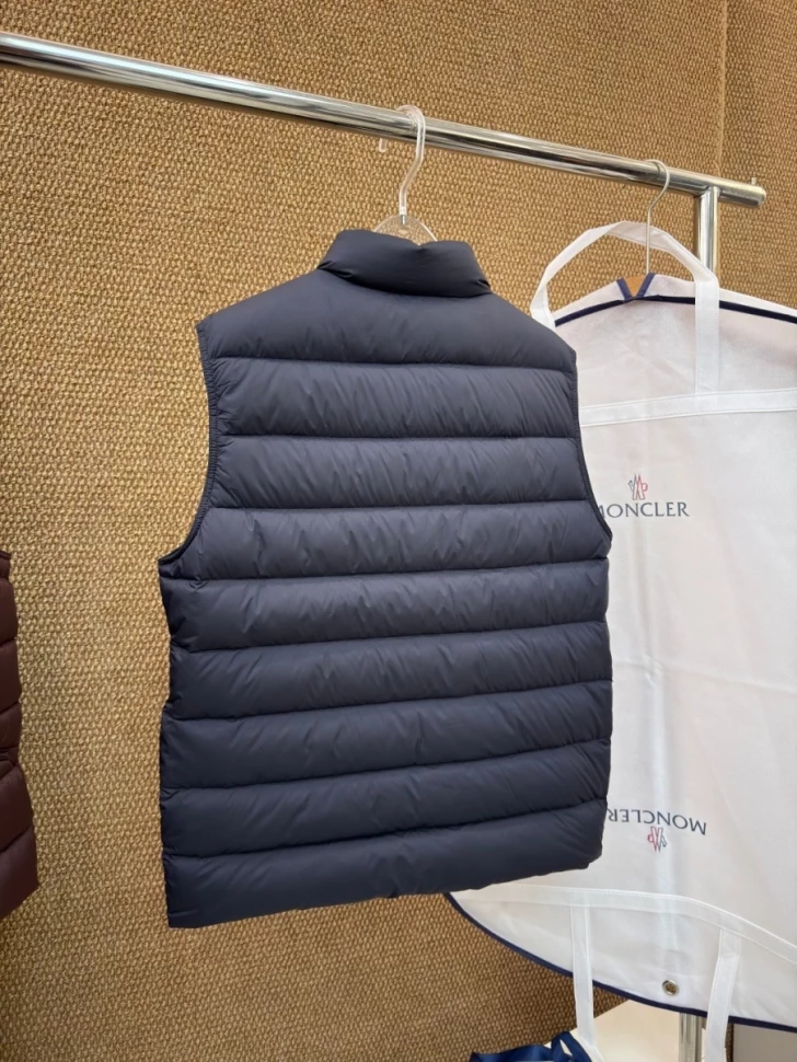 Жилет Moncler      